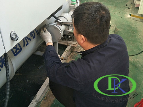 堃霖滿液機更換油濾